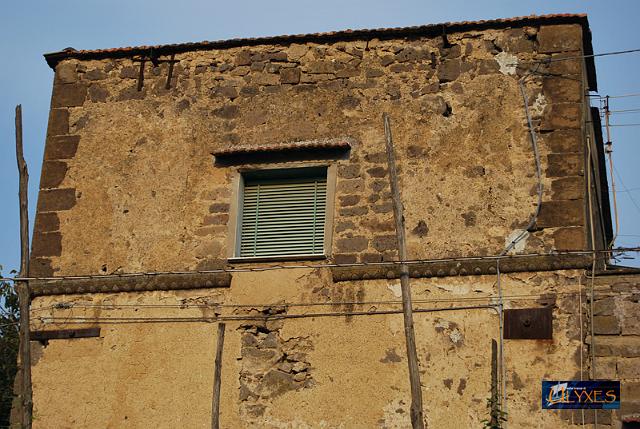 casa torre con toro fregiato.JPG